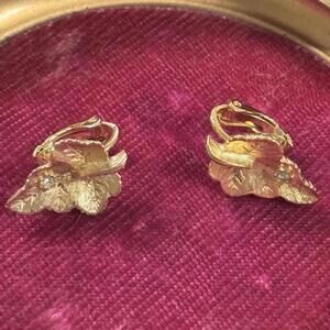 Vintage 80s gold tone Avon clip on earrings